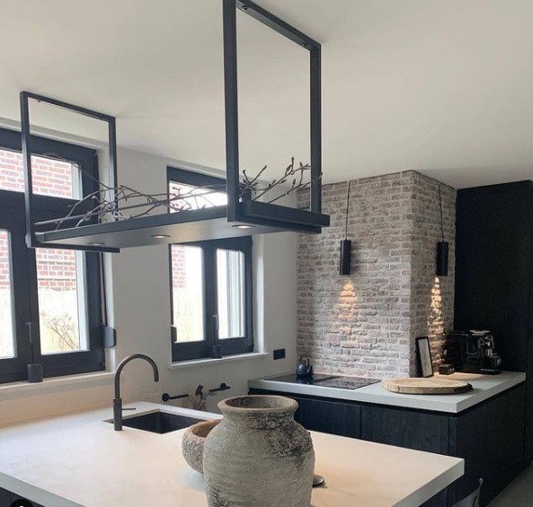 deckenregal 
Stahlblechplatte oder Holz mit den Stahlbügeln an der Außenseite